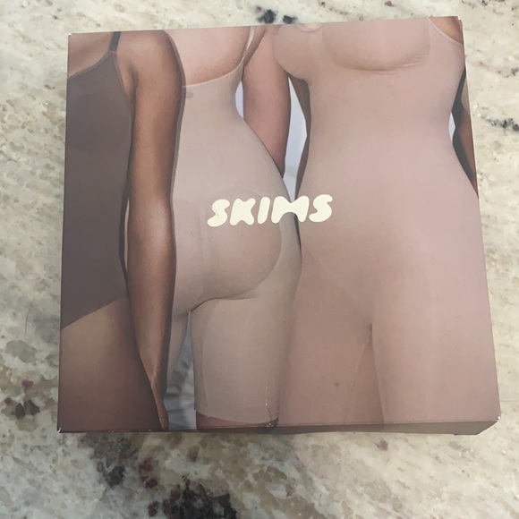 SKIMS sculpting bodysuit - Picture 5 of 5